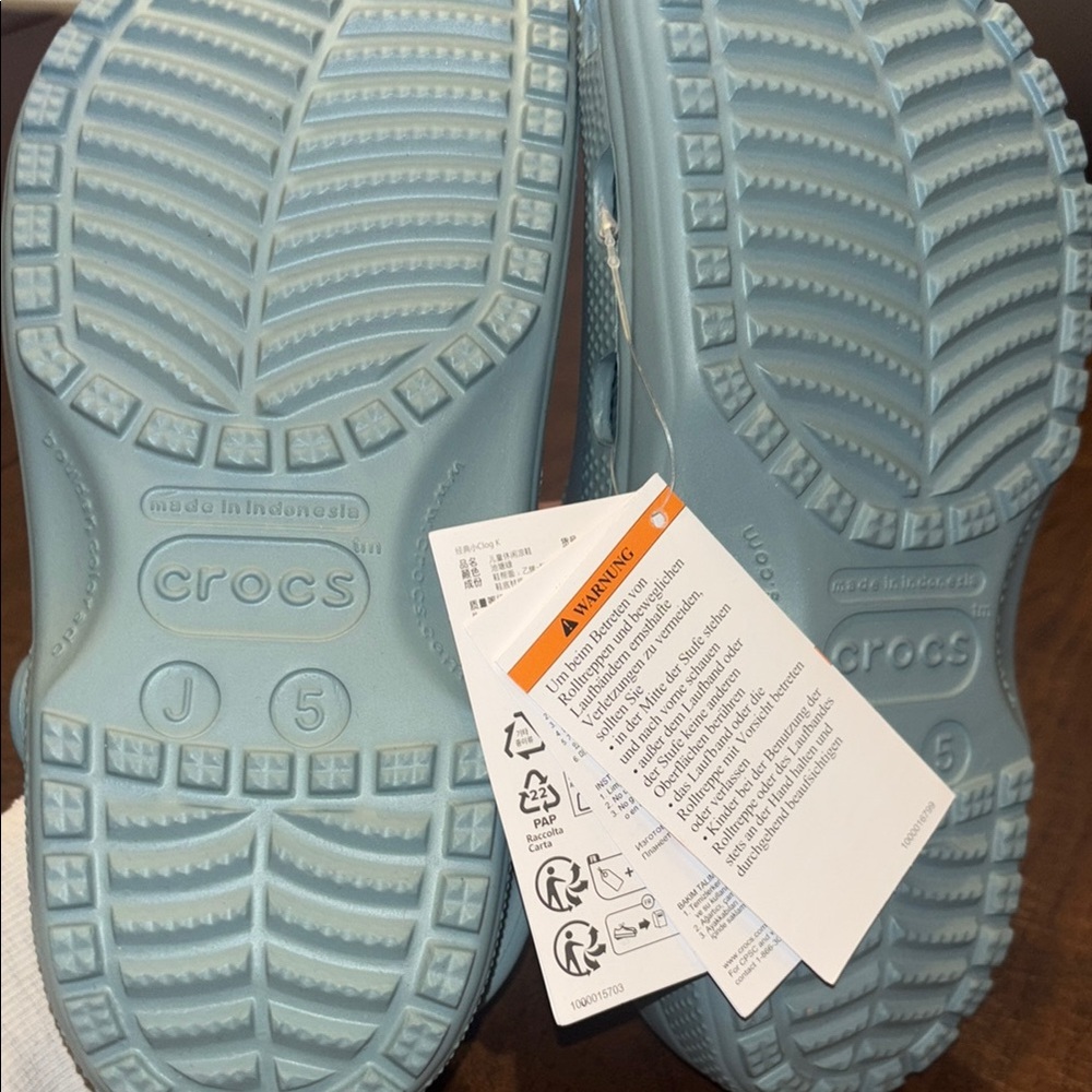 CROCS Kids Classic Clog in Light Sage - Picture 4 of 4